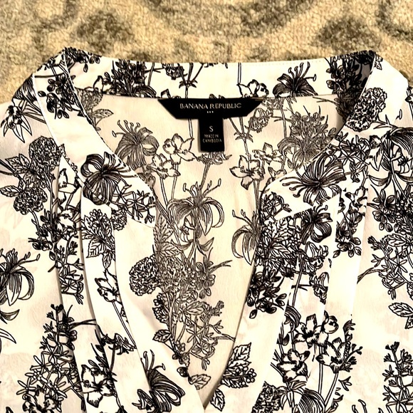 Banana Republic Black/White Floral Patterned Top - Size S! - Picture 3 of 7